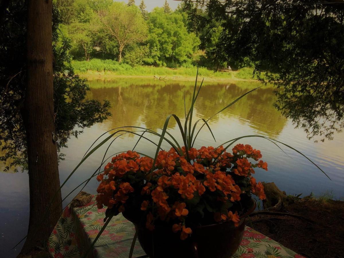 Romantic Riverside Suite In Elora Exterior photo